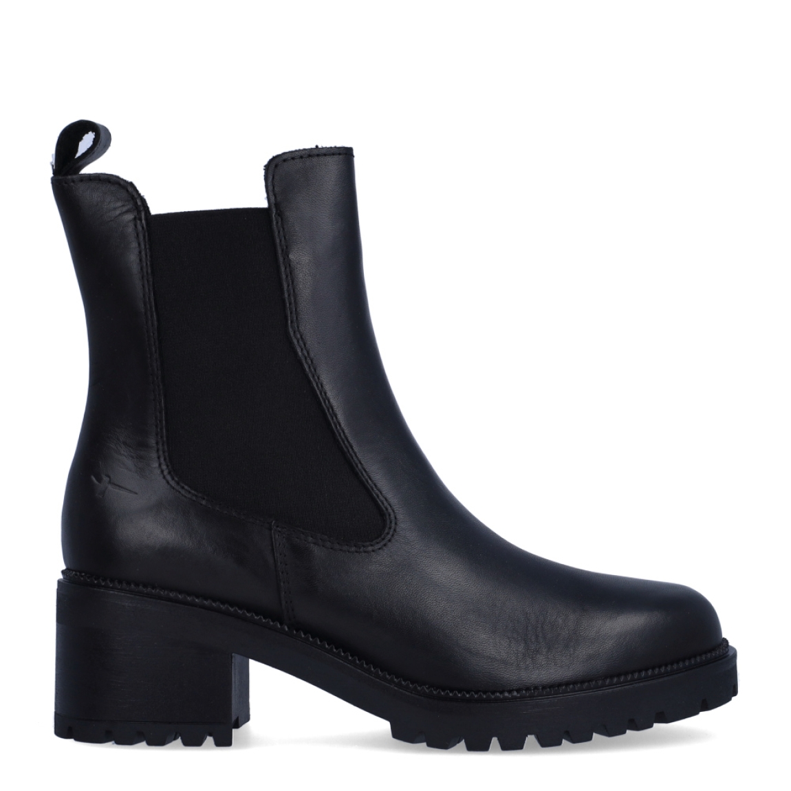 Botines chelsea de tacón de la marca Tamaris, modelo CITY. Confeccionados en suave piel lisa de primera calidad en color negro, presentan una elegante silueta de caña media con elásticos laterales y tirador trasero para un calce rápido y flexible. Incorporan una plantilla interior acolchada de alto confort, un estable tacón ancho en bloque de 5 cm y una suela track de goma dentada que garantiza un agarre seguro en cualquier superficie. Ideales para combinar con pantalones de vestir, faldas midi plisadas o tejanos anchos con blazer estructurada para un estilismo actual y favorecedor. ¡El botín todoterreno perfecto para estilizar la figura sin renunciar al máximo confort!