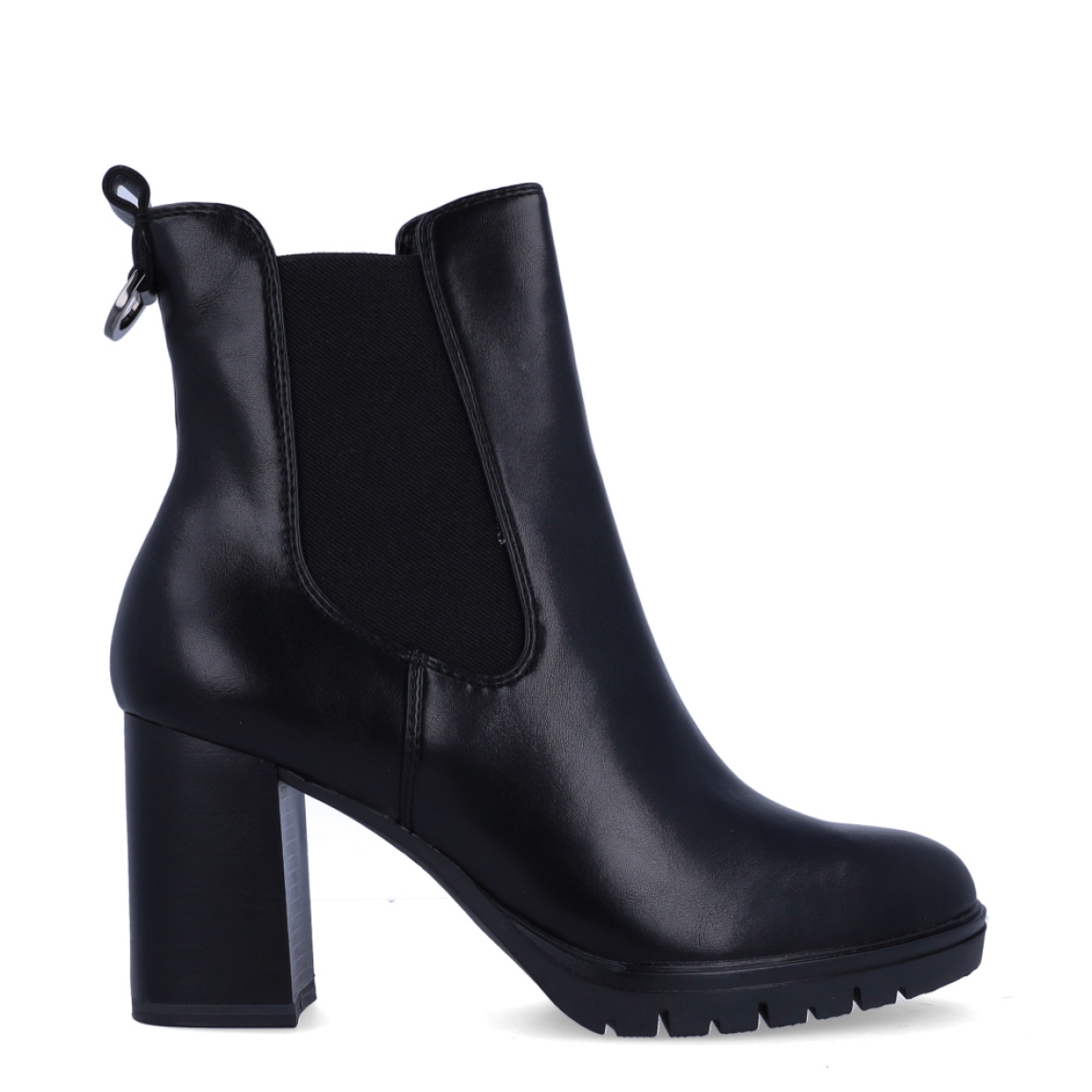 Botines chelsea de tacón de la marca Tamaris, modelo TOWER. Confeccionados en ecopiel de acabado suave en color negro, destacan por su diseño estilizado con elásticos laterales y un original tirador trasero con anilla metálica. Cuentan con plantilla interior acolchada de gran confort, un tacón bloque de 8 cm y una plataforma delantera con suela dentada que compensa la inclinación para ofrecer máxima estabilidad. Ideales para combinar con pantalones de vestir, faldas midi o tejanos anchos con blazer para estilizar la silueta en cualquier ocasión especial o de diario. ¡El botín sofisticado de tendencia que combina altura y confort absoluto!