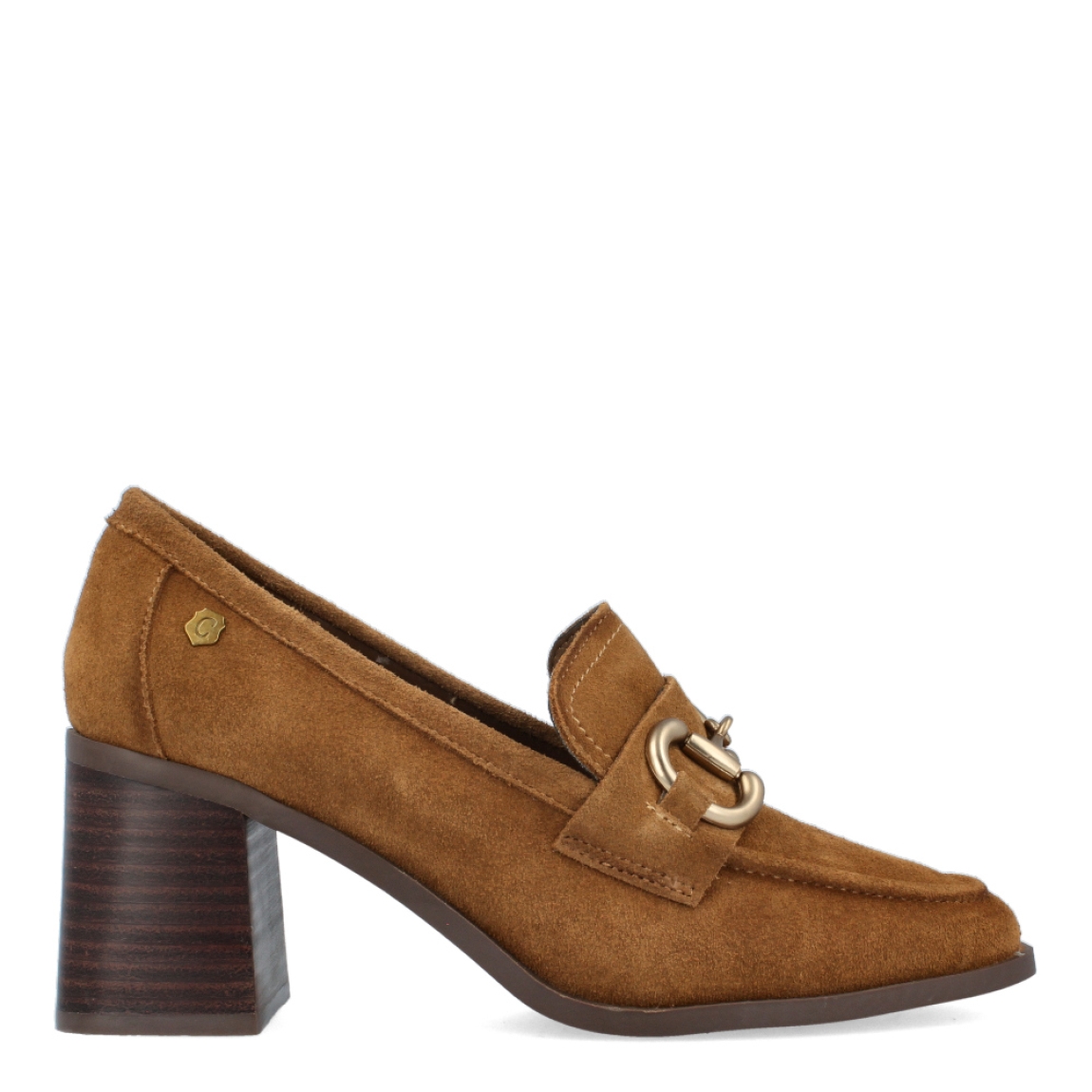 Mocasines de la marca Carmela, modelo 161138. Exterior en ante de color camel, con pieza metálica decorativa en parte frontal. Interior en piel y plantilla acolchada para máxima comodidad. Tacón de 6cm con efecto madera. Los mocasines Carmela son perfectos para tu vuelta al trabajo y los puedes combinar con todos tus outfits con su color camel. Son un MUST-HAVE este otoño-invierno.