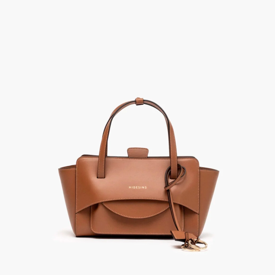 Bolso de la marca Hidesins, modelo FLAP S. Elaborado en piel de alta calidad color marrón con estampado de logotipo en frente. Bolso con botón magnético, correa bandolera ajustable y extraíble. Herrajes metálicos chapados en oro y bolsillos interiores. Medidas: alto 14cm y ancho 22cm. Este bolso Hidesins FLAP S está confecciado con elegancia, un complemento ideal para resaltar tus looks!