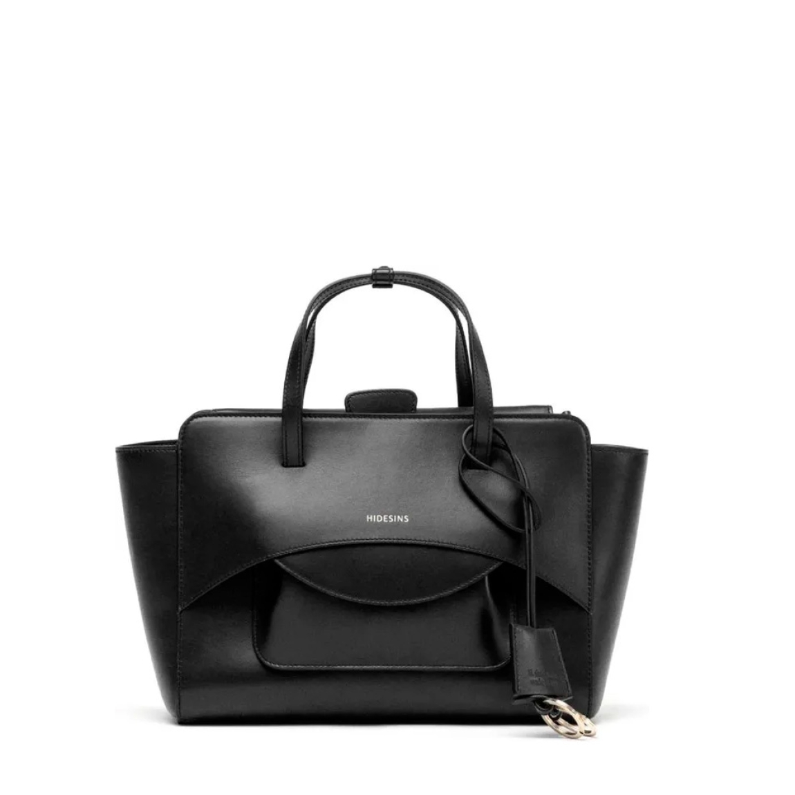 Bolso de la marca Hidesins, modelo FLAP M. Elaborado en piel de alta calidad color negro con estampado de logotipo en frente. Bolso con botón magnético, correa bandolera ajustable y extraíble. Herrajes metálicos chapados en oro y bolsillos interiores. Medidas: alto 18cm y ancho 26cm. Este bolso Hidesins FLAP M está confeccionado con elegancia, un complemento ideal para resaltar tus looks!