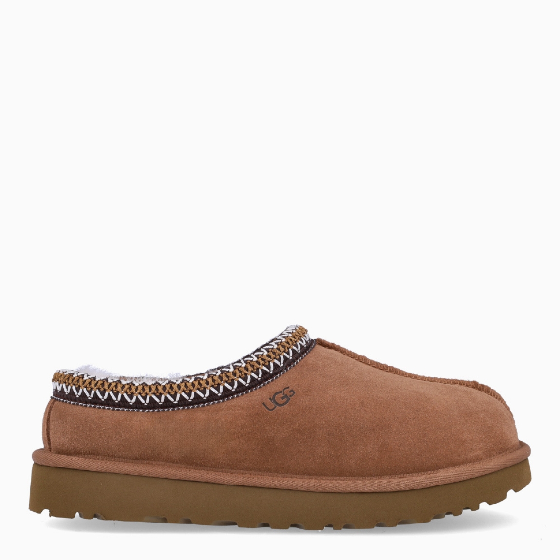 Zuecos de la marca UGG, modelo TAZZ. Exterior en ante color camel con logotipo grabado. Interior con forro y plantilla suave. Suela de los zuecos de goma con plataforma de 2cm de altura. Estos zuecos UGG TAZZ son la tendencia de temporada, combina un estilo moderno y una comodidad única que no te puede faltar!