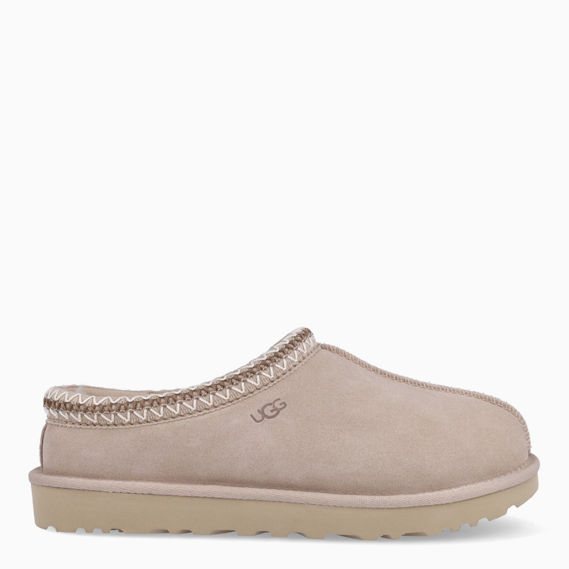 Zuecos de la marca UGG, modelo TAZZ. Exterior en ante color camel con logotipo grabado. Interior con forro y plantilla suave. Suela de los zuecos de goma con plataforma de 2cm de altura. Estos zuecos UGG TAZZ son la tendencia de temporada, combina un estilo moderno y una comodidad única que no te puede faltar!