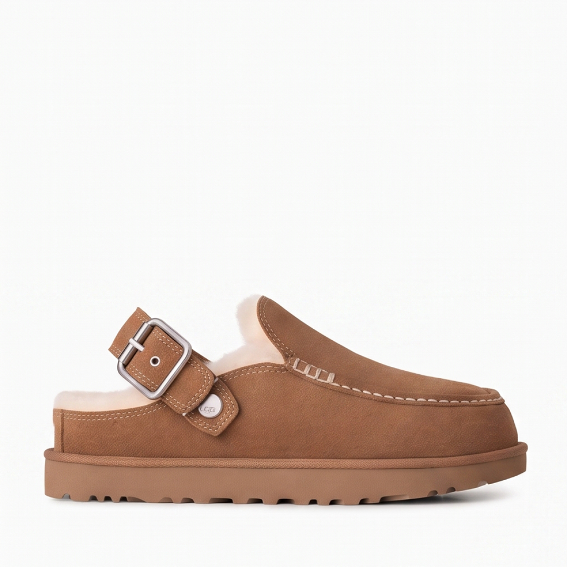 Zuecos tipo mocasín de la marca UGG, modelo GOLDENSTAR EVELINA. Elaborados en ante de primera calidad color cuero. Cuentan con una correa ajustable con hebilla metálica que puedes llevar plegada hacia delante o alrededor del talón. Logotipo de UGG® grabado. Forro interior de piel cálida y plantilla contorneada para un confort absoluto. Suela ligera de goma EVA de caña de azúcar con ligera plataforma y relieve dentado. ¡Estos zuecos UGG GOLDENSTAR EVELINA son un complemento ideal en comodidad y estilo para tus looks de diario!