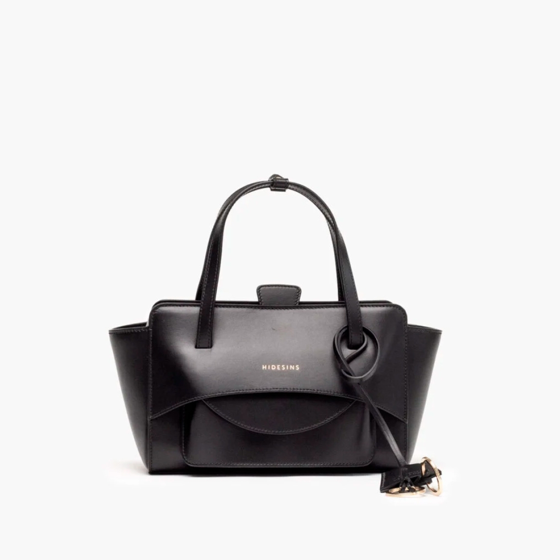 Bolso de la marca Hidesins, modelo FLAP S. Elaborado en piel de alta calidad color negro con estampado de logotipo en frente. Bolso con botón magnético, correa bandolera ajustable y extraíble. Herrajes metálicos chapados en oro y bolsillos interiores. Medidas: alto 14cm y ancho 22cm. Este bolso Hidesins FLAP S está confecciado con elegancia, un complemento ideal para resaltar tus looks!
