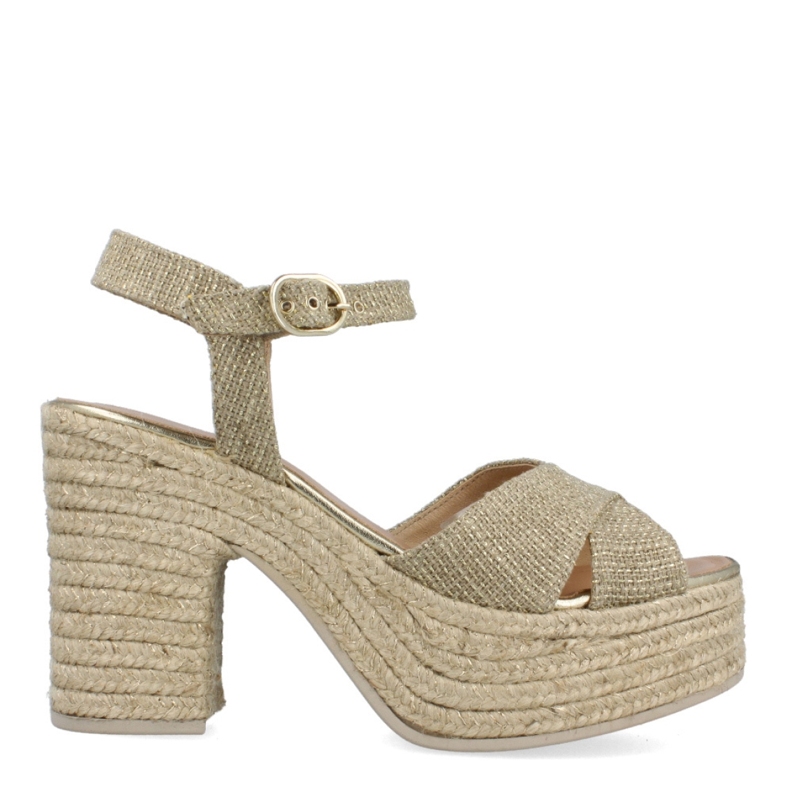 Sandalias de la marca Gaimo, modelo NATALIS. Exterior de las sandalias en tela color platino brillante con pala cruzada. Interior de las sandalias en piel color nude. Cierre de las sandalias Gaimo con hebilla y tacón de 9cm de altura. Estas sandalias Gaimo NATALIS son el complemento ideal para tus looks de temporada, te estilizará y dará la comodidad que necesitas. No te puede faltar en el armario.