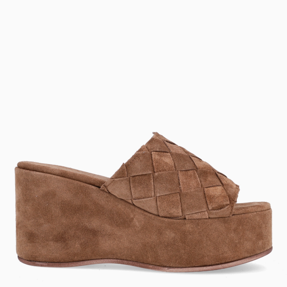 Sandalias de la marca Itse, modelo GAIA. Exterior de las sandalias fabricadas en ante color camel con pala trenzada. Interior en ante color camel. Suela con cuña de 8cm de altura. Estas sandalias Itse GAIA son un complemento ideal para esta temporada, estiliza y da estilo a tus looks!