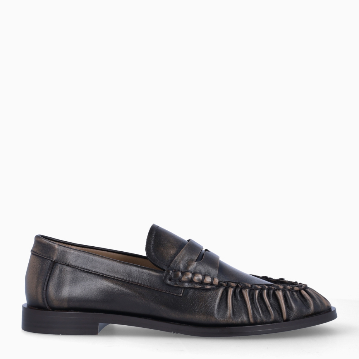 Mocasines Itse Lou. Eleva tu estilo con la tendencia brushed leather más atrevida de la temporada. Mocasines confeccionados en piel marrón de máxima calidad con efecto desgastado, estilo aviador. Estos mocasines destacan por su efecto vintage y cosido a mano de la punta, con un acabado ultra suave. Diseñados para amantes de la moda que no renuncian a la comodidad: ligeros, flexibles e impecables para el día a día.