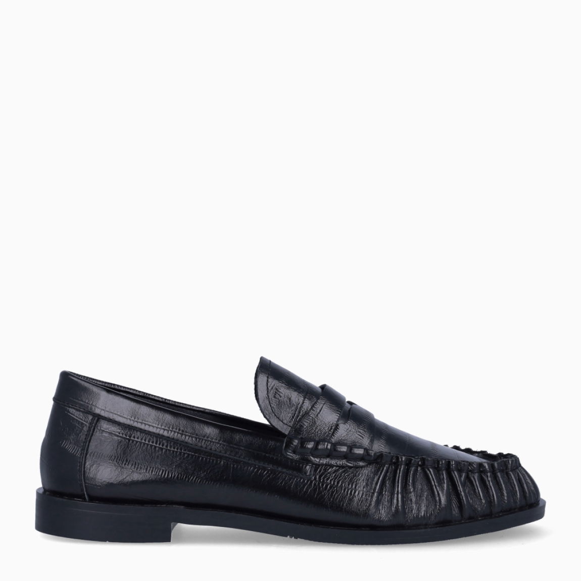 Mocasines Itse Lou. Eleva tu estilo con la tendencia eel print más sofisticada de la temporada. Mocasines confeccionados en piel negra de máxima calidad. Estos mocasines destacan por su textura y cosido a mano de la punta, con un acabado ultra suave. Diseñados para amantes de la moda que no renuncian a la comodidad: ligeros, flexibles e impecables para el día a día.