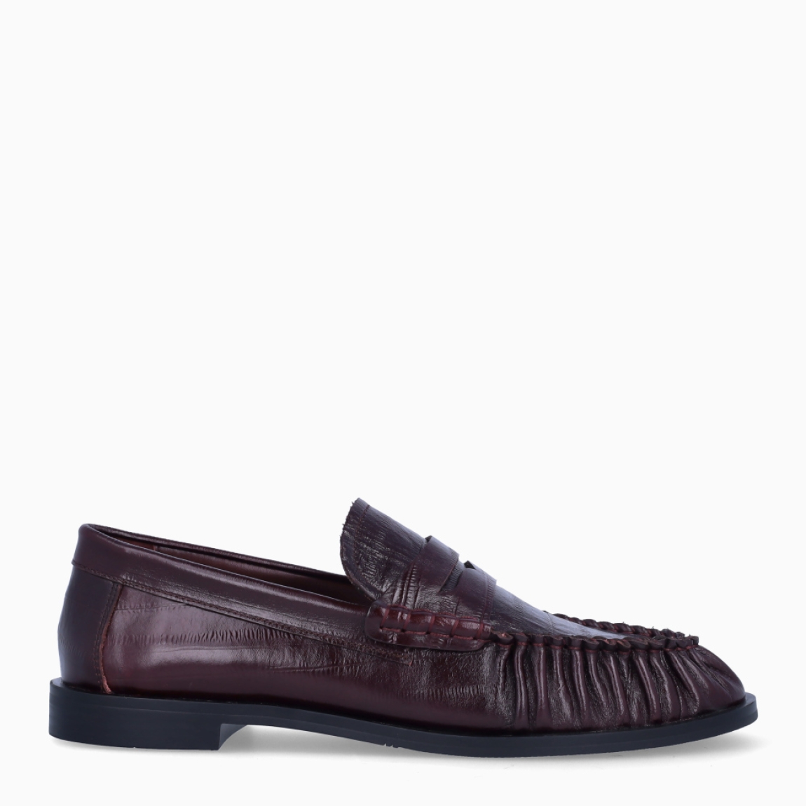 Mocasines Itse Lou. Eleva tu estilo con la tendencia eel print más sofisticada de la temporada. Mocasines confeccionados en piel burdeos de máxima calidad. Estos mocasines destacan por su textura y cosido a mano de la punta, con un acabado ultra suave. Diseñados para amantes de la moda que se atreven con los colores de la temporada y que no renuncian a la comodidad: ligeros, flexibles e impecables para el día a día.