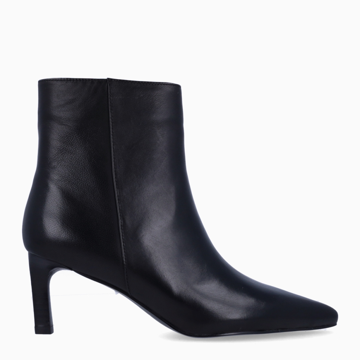 Botines de la marca Munné, modelo ARILA. Botines elaborados en napa color negro. Botines con punta lápiz y un tacón fino de 7cm de altura. Estos botines Munné tienen como cierre una cremallera. Botines Munné ARILA, son un complemento para tus looks con elegancia!