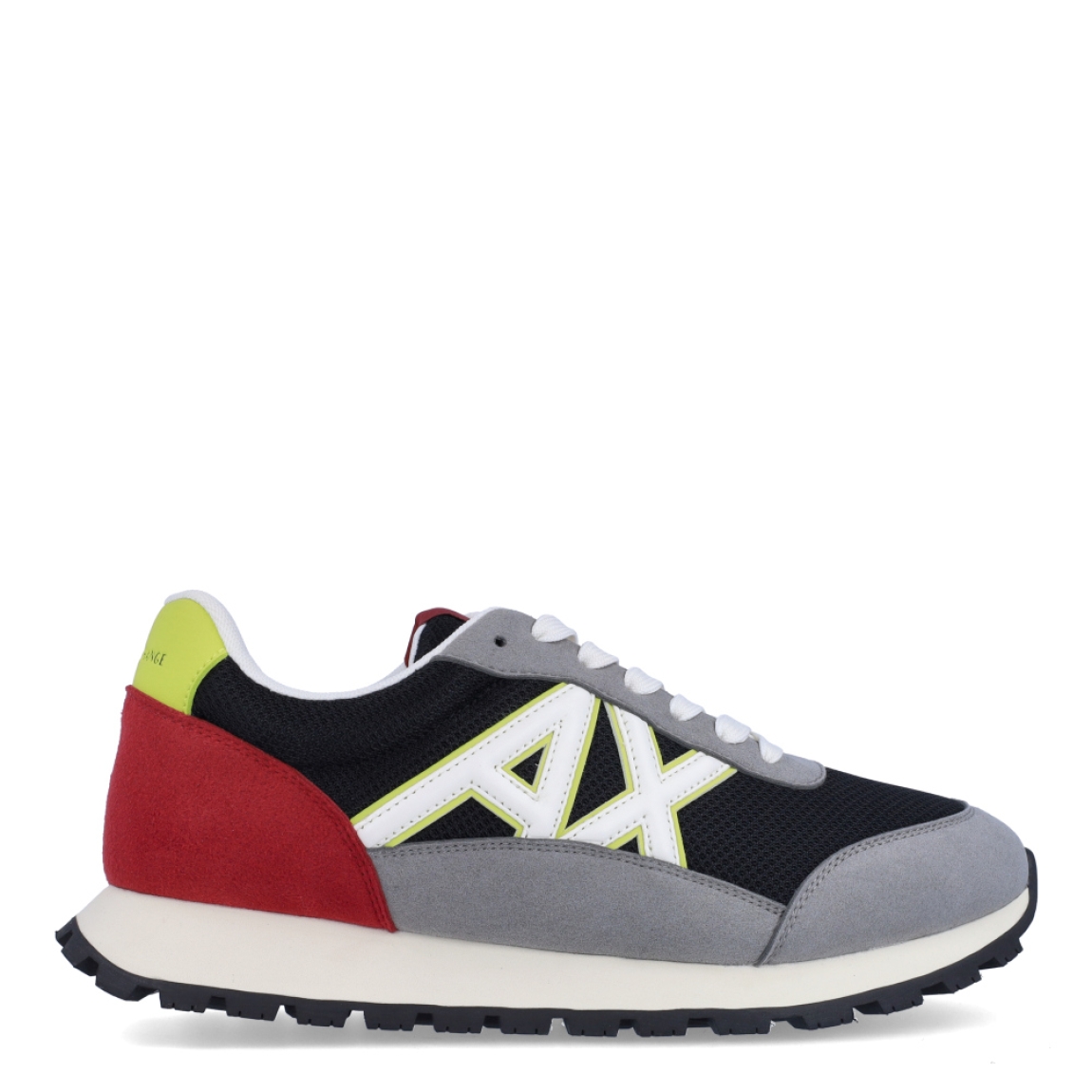 Deportivas de la marca Armani Exchange, modelo XUX. Exterior en naylon color gris con detalles en negro, verde y rojo. Interior en piel color blanco, con plantilla acolchada y extraíble para máxima comodidad. Cierre de las deportivas con cordones. Deportivas con suela de goma plana. Estas deportivas Armani Exchange XUX son un complemento ideal de comodidad y estilo para tu día a día.