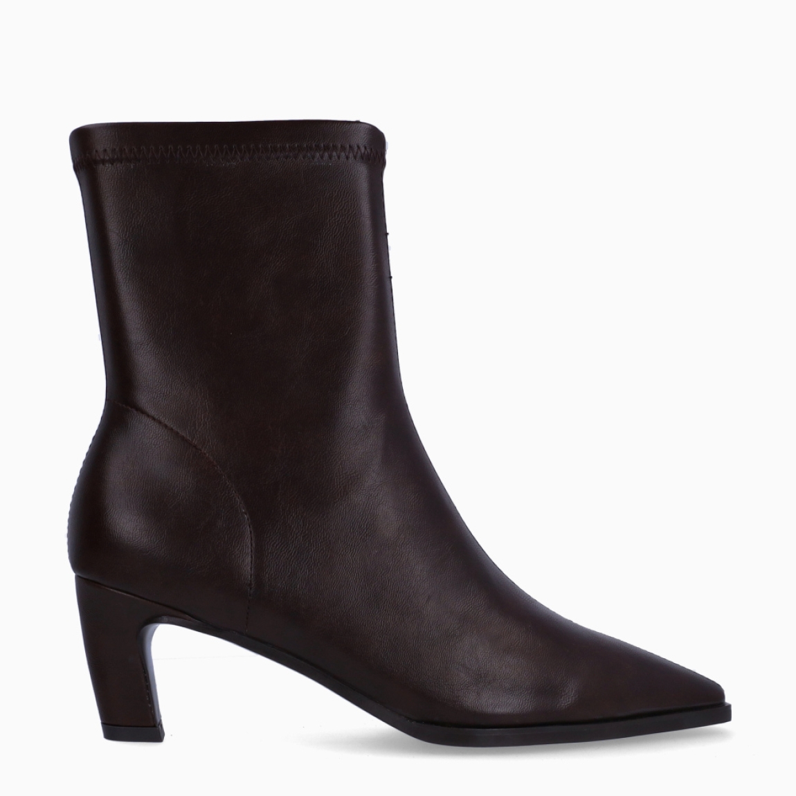 Botines de la marca Itse, modelo LATX. Botines elaborados en licra color marrón con efecto liso. Botines con punta lápiz y un tacón fino de 5cm de altura. Estos botines Itse tienen como cierre una cremallera. Botines Itse LAXT, son un complemento para tus looks con elegancia!