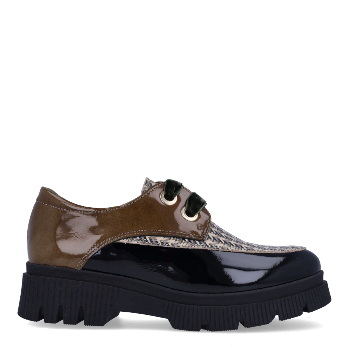 Blucher de la marca Munné, modelo PILAR05. Elaborado en charol color taupe con estampado en pala. Interior en piel color taupe. Cierre de blucher Muné con cordones color negro. Suela con plataforma de 3cm de altura. Estas blucher Munné PILAR05 son ideales para ti!