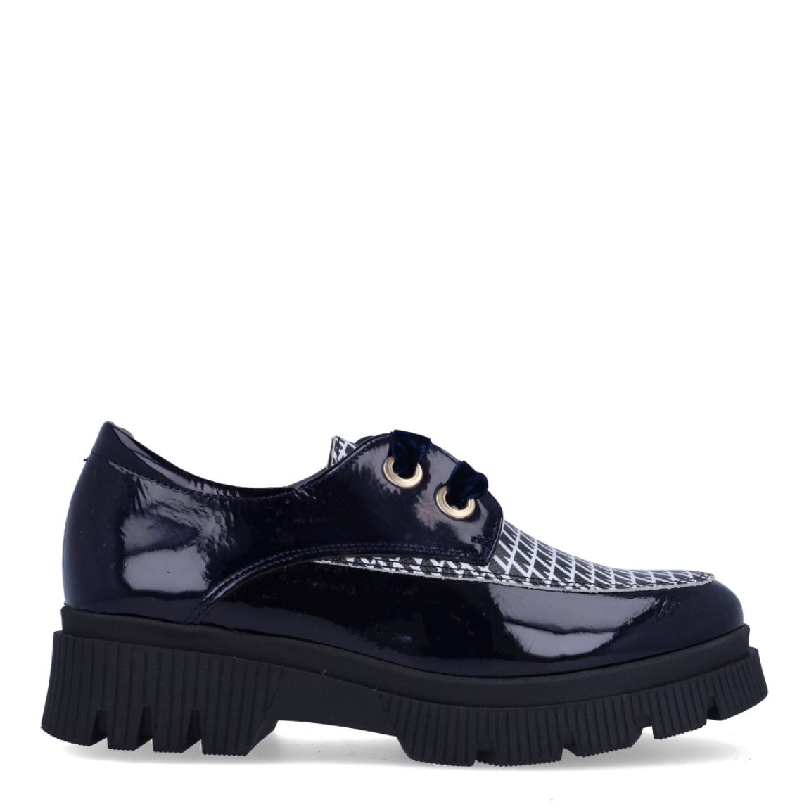 Blucher de la marca Munné, modelo PILAR05. Elaborado en charol color azul marino con estampado en pala. Interior en piel color taupe. Cierre de blucher Muné con cordones color negro. Suela con plataforma de 3cm de altura. Estas blucher Munné PILAR05 son ideales para ti!