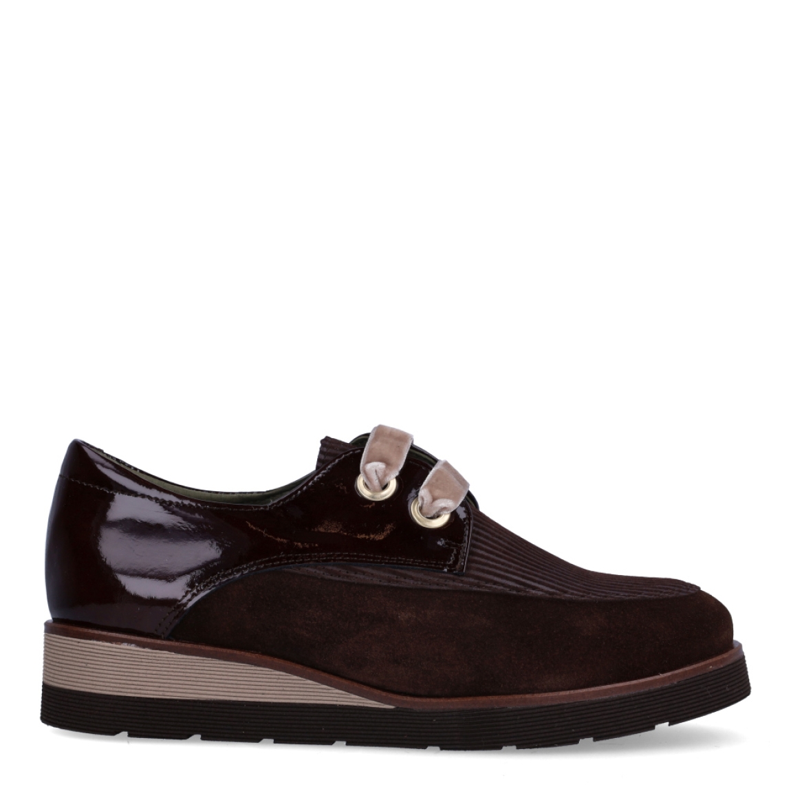 Blucher de la marca Munné, modelo PILAR05. Elaborado en naylon color marrón. Interior en piel color marrón. Cierre de blucher Muné con cordones de seda color taupe. Suela con plataforma de 3cm de altura. Estas blucher Munné PILAR05 son ideales para ti!
