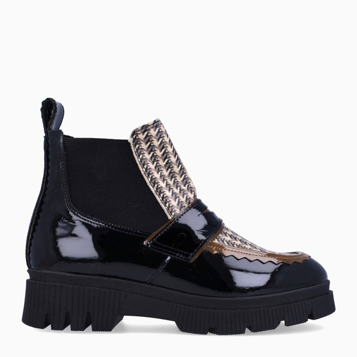 Botines de la marca Munné, modelo MAPI07. Botines elaborados en charol color negro con estampado en pala. Botines adaptables para el día a día, que brinda la mayor comodidad en cada paso. Botines Munné con cierre de gomas elástica y suela dentada plana. Estos botines Munné MAPI07 son ideales para ti!