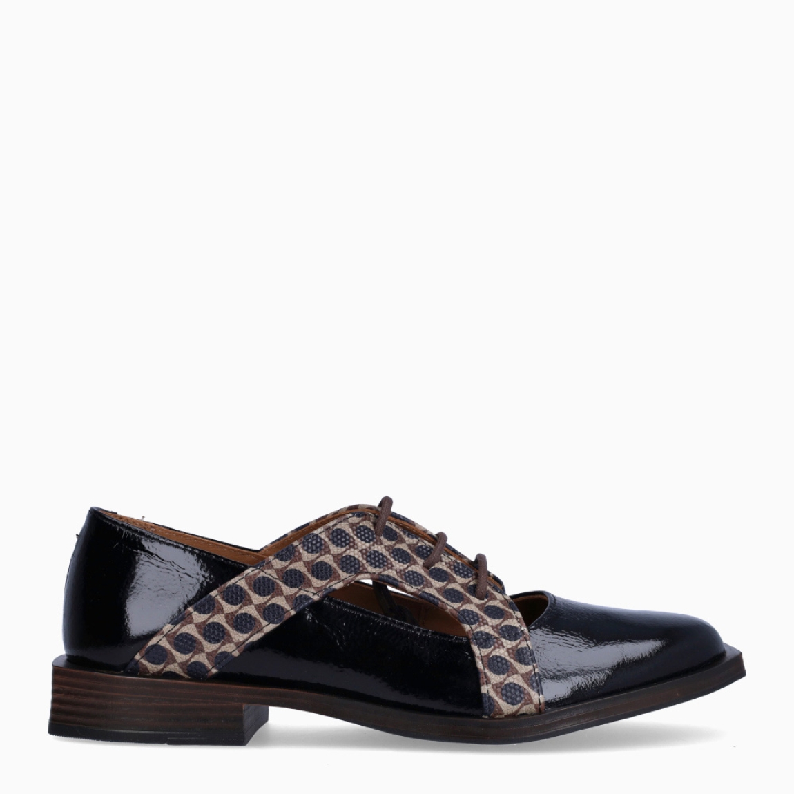 Blucher de la marca Nemonic, modelo SHELTON. Blucher elaborado en piel color negro con efecto brillante charol y diseño de estampado en pala. Cierre de los blucher con cordones en pala. Interior en piel color cuero. Suela plana y de goma. Blucher Nemonic SHELTON, un complemento ideal en elegancia, estilo y comodidad para tus looks de temporada!