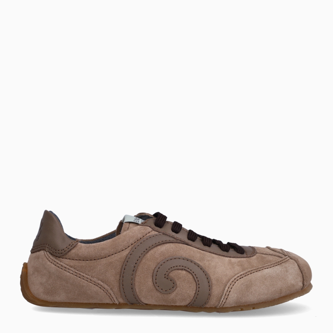 Deportivas barefoot de la marca El Naturalista, modelo SDAT. Deportivas elaboradas en ante color camel con detalle de logo en parte exterior y detalle en ante. Interior en piel. Cierre de deportivas El Naturalista con cordones y suela de goma plana. Estas deportivas El Naturalista SDAT tiene un diseño ligero y flexible que ofrece una experiencia barefoot con cada movimiento! Ideal para tu día a día!