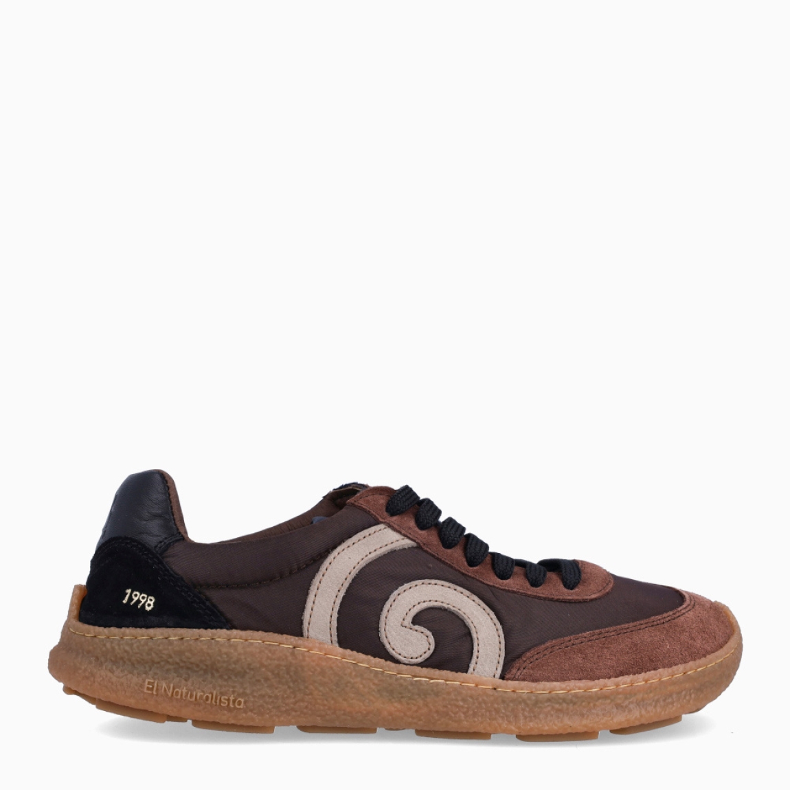 Deportivas de la marca El Naturalista, modelo OLIVER. Deportivas elaboradas en naylon color marrón chocolate con detalle de logo en parte exterior y detalle en ante. Interior en piel. Cierre de deportivas El Naturalista con cordones y suela de goma plana. Estas deportivas El Naturalista OLIVER tiene un diseño ligero y flexible que ofrece una experiencia barefoot con cada movimiento! Ideal para tu día a día