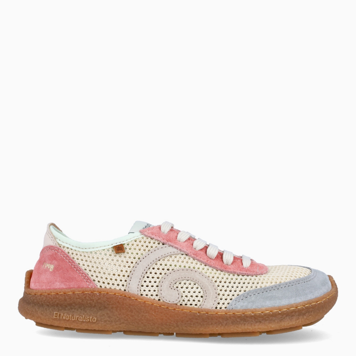 Deportivas de la marca El Naturalista, modelo OLIVER. Deportivas elaboradas en naylon multicolor, entre rosa, azul y beig, con detalle de logo en parte exterior y efecto troquelado. Interior en piel. Cierre de deportivas El Naturalista con cordones y suela de goma plana. Estas deportivas El Naturalista OLIVER tiene un diseño ligero y flexible que ofrece una experiencia barefoot con cada movimiento! Ideal para tu día a día!