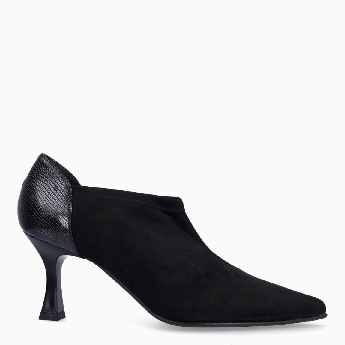Abotinados de la marca Itse, modelo ECLAT. Abotinados en ante color negro con punta lápiz, que le da el toque elegante. Abotinados con caña corta y tacón de 4cm de altura, que estiliza tus looks sin perder la comodidad. Abotinados Itse ECLAT, ideal para ti!