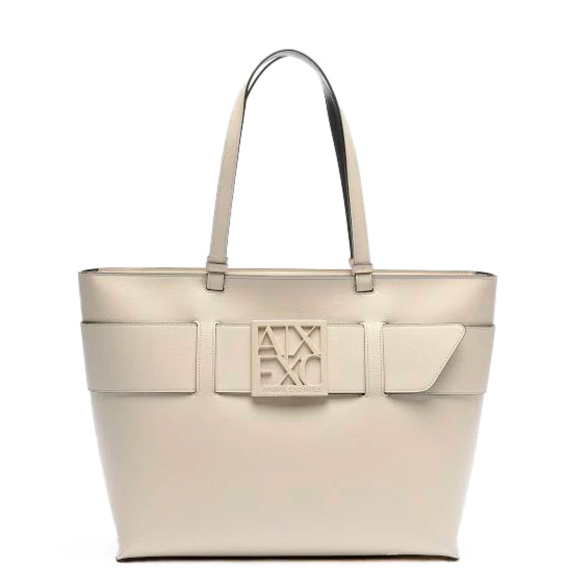 Bolso de la marca Armani Exchange, modelo NILA. Bolso shopper elaborado en piel color beig con logotipo de la marca en parte frontal. Interior sin forro con amplio espacio. Cierre con cremallera y doble asa. Medidas del bolso: alto 26cm y ancho 38cm. Este bolso Armani Exchange NILA es un complemento ideal para combinar y resaltar tus looks de temporada.