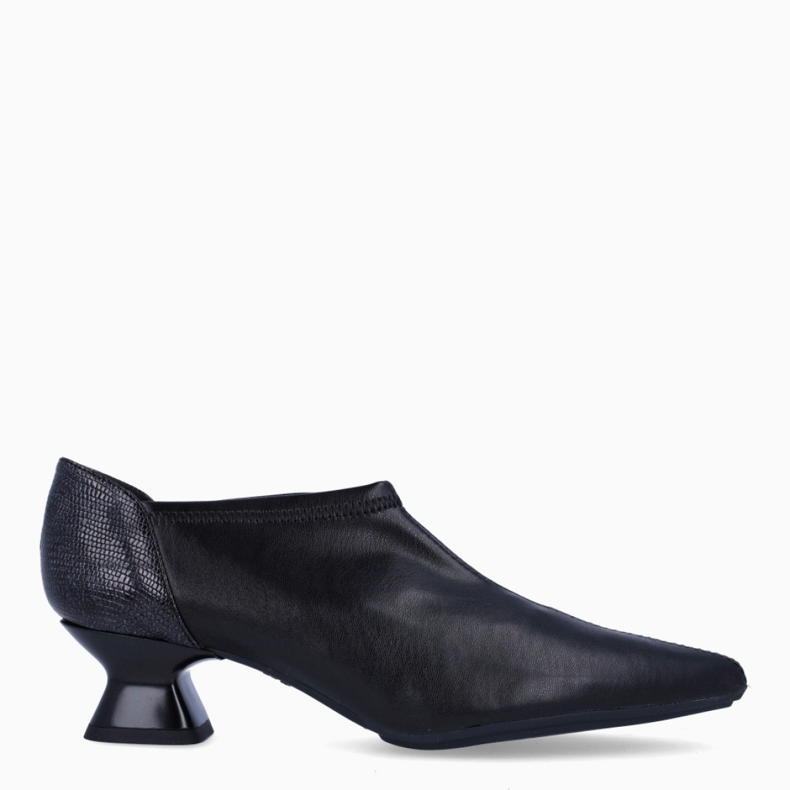 Botines la marca Itse, modelo DEBUT. Botines en polipiel color negro con punta lápiz, que le da el toque elegante. Botines con caña corta y tacón grueso de 4cm de altura para tener la comodidad al andar. Botines Itse DEBUT, ideal para ti!