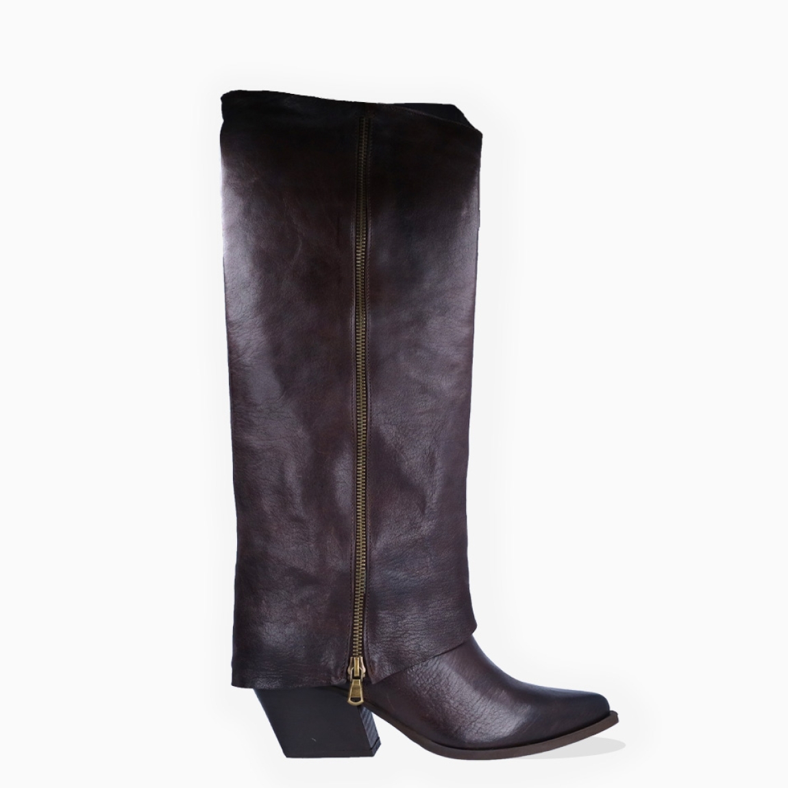 Botas de la marca Itse, modelo SUSY. Exterior en piel color marrón con punta lápiz. Interior en piel color marrón oscuro. Cierre con cremallera y tacón de 6cm. Estas botas Itse SUSY son un complemento ideal para elevar tu look con estilo y comodidad!