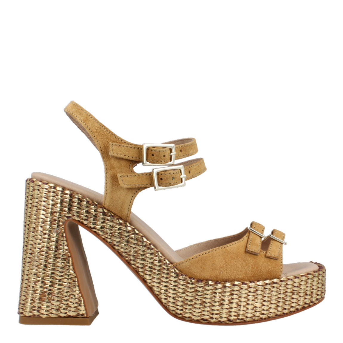 Sandalias de la marca Munné, modelo Yola. Exterior de las sandalias en ante color cuero con detalle trenzado color dorado. Interior de las sandlias en piel color beig. Cierre de las sandalias Munné, con cuatro hebillas, dos en la pala, y dos en el talón. Sandalias Munné con tacón de 9cm de altura. Estas sandalias Munné Yola tiene un diseño ideal para esta temporada, además de la comodidad en cada paso que des!