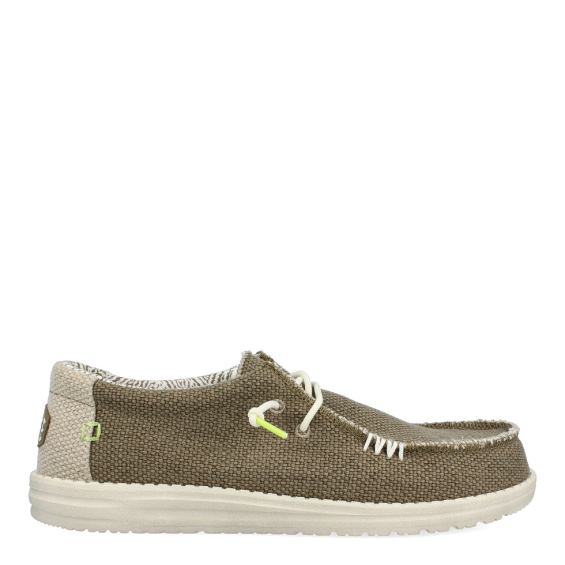Náuticos transpirables de la marca Hey Dude, modelo HD40. Exterior de los náuticos en tela color taupe. Interior de los náuticos en tela con estampado color beig y taupe. Náuticos con plantilla acolchada y extraíble. Cierre de los náuticos Hey Dude con cordones elásticos y suela plana de goma. Estos náuticos transpirables Hey Dude HD40 son unos clásicos para esta temporada. No te pueden faltar en el armario.