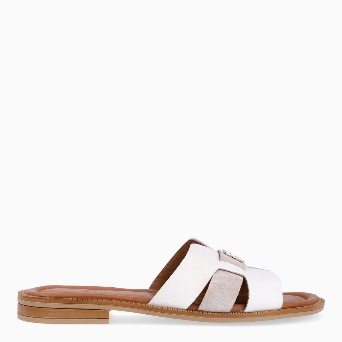 Chanclas de la marca Itse, modelo AYLIN. Exterior en piel color blanco con detalle de adorno dorado en pala. Interior de sandalias Itse en piel color cuero. Sandalias Itse con suela plana de goma. Estas chanclas Itse AYLIN son un complemento clásico para tu look de verano, te ayudará a caminar con ligereza, comodidad y estilo!