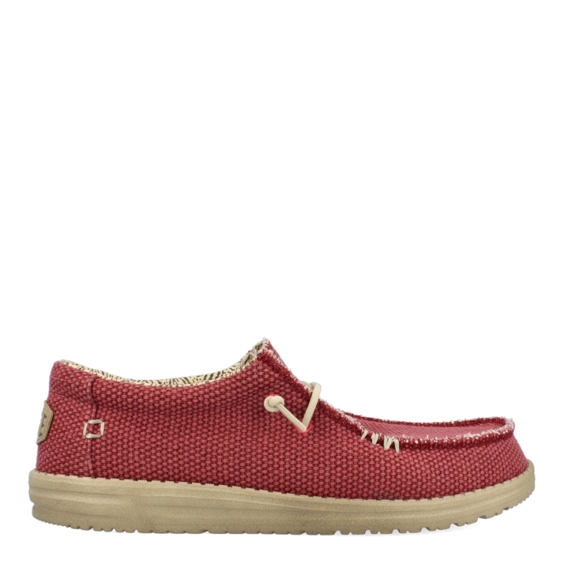 Náuticos de la marca Hey Dude, modelo 4000. Exterior de los náuticos en tela color rojo. Interior de los náuticos en tela con estampado beig y plantilla acolchada y extraíble. Cierre de los náuticos Hey Dude con cordones elásticos y suela plana de goma. Estos náuticos Hey Dude 4000, son el complemento perfecto para esta temporada, los podrás lucir con la máxima comodidad posible.