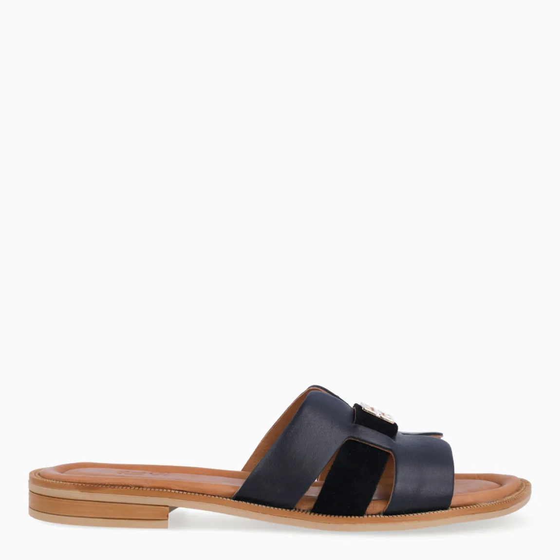Chanclas de la marca Itse, modelo AYLIN. Exterior en piel color negro con detalle de adorno dorado en pala. Interior de sandalias Itse en piel color cuero. Sandalias Itse con suela plana de goma. Estas chanclas Itse AYLIN son un complemento clásico para tu look de verano, te ayudará a caminar con ligereza, comodidad y estilo!