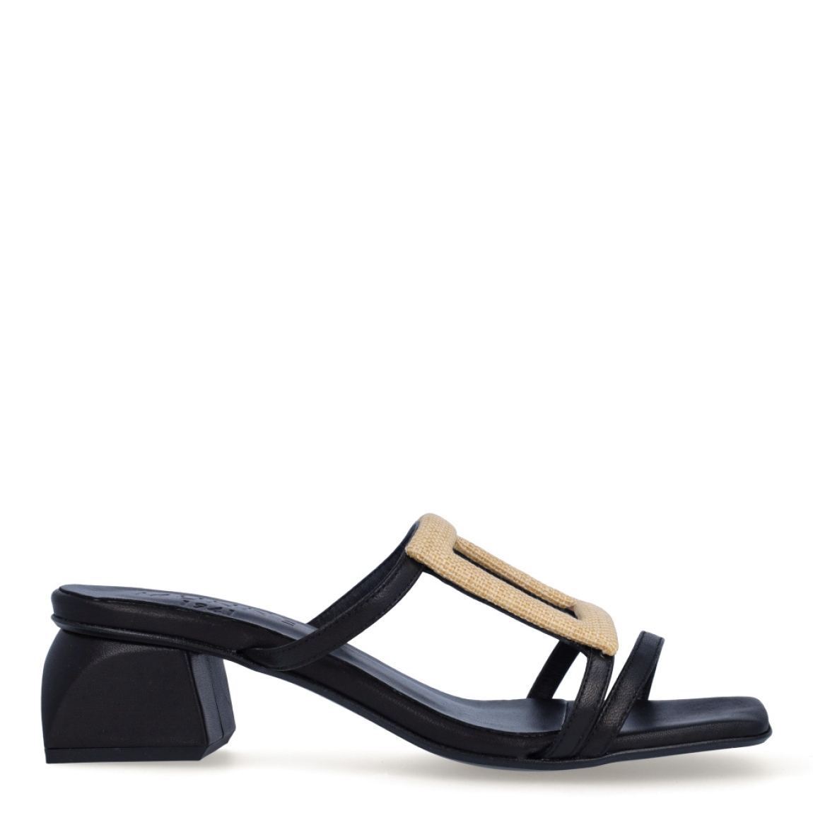 Sandalias de la marca Munné, modelo SOLER. Exterior de las sandalias en piel color negro con tiras en pala y detalle de adorno en forma de cuadrado y círculo. Sandalias con puntera plana. Interior de las sandalias en piel color negro. Sandalias Munné con tacón de 4cm de altura. Estas sandalias Munné SOLER están inspiradas en la comodidad y elegancia sutil. Un complemento esencial para esta temporada.