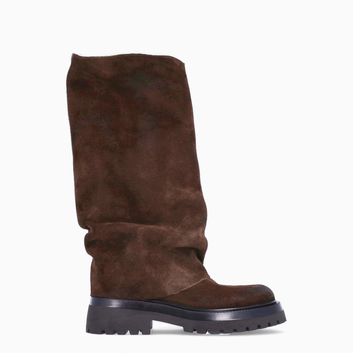 Botas de la marca Itse, modelo EVA13. Exterior en ante color marrón con punta redonda. Interior en piel color marrón con plantilla acolchada para máxima comodidad. Botas Itse con cuña dentada de 4cm de altura. Estas botas Itse EVA13 son ideales para esta temporada!