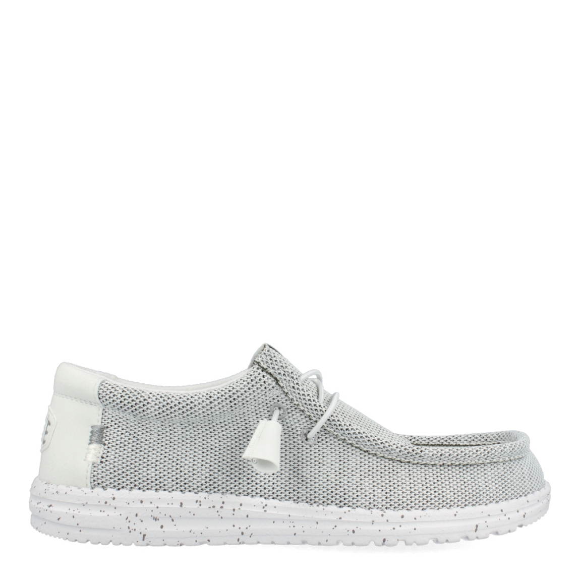 Náuticos transpirables de la marca Hey Dude, modelo HD4. Exterior de los áuticos en textil color gris. Interior en textil color blanco. Cierre de los náuticos Hey Dude con cordón elástico blanco. Naúticos con suela plana. Estos náuticos Hey Dude HD4 son el complemento clásico que necesitas esta temporada. No te puede faltar en tu armario.