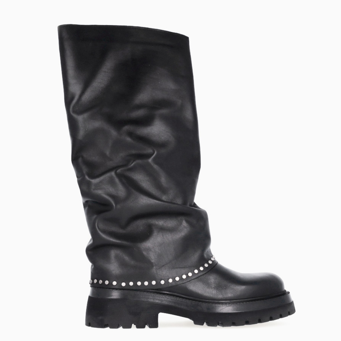 Botas de la marca Itse, modelo GIANNA. Exterior en piel color negro con punta redonda. Botas Itse con diseño de doblete con detalles de tachuelas plateadas. Interior en piel color negro. Suela dentada con 4cm de cuña. Estas botas Itse GIANNA son ideales para ti!
