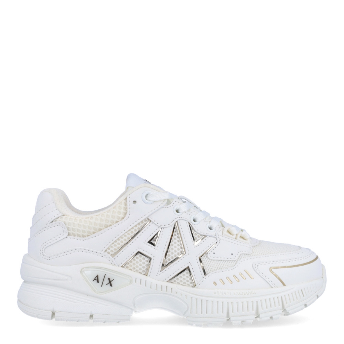 Deportivas clásica de la marca Armani Exchange, modelo XDX. Exterior en piel color blanco con efecto rejilla y detalle del logo en blanco. Interior en textil color blanco. Cierre de las deportivas Armani Exchange con cordones y suela con cuña de 4cm de altura. Estas deportivas Armani Exchange XDX son unas clásicas, ideales para crear diferentes looks!
