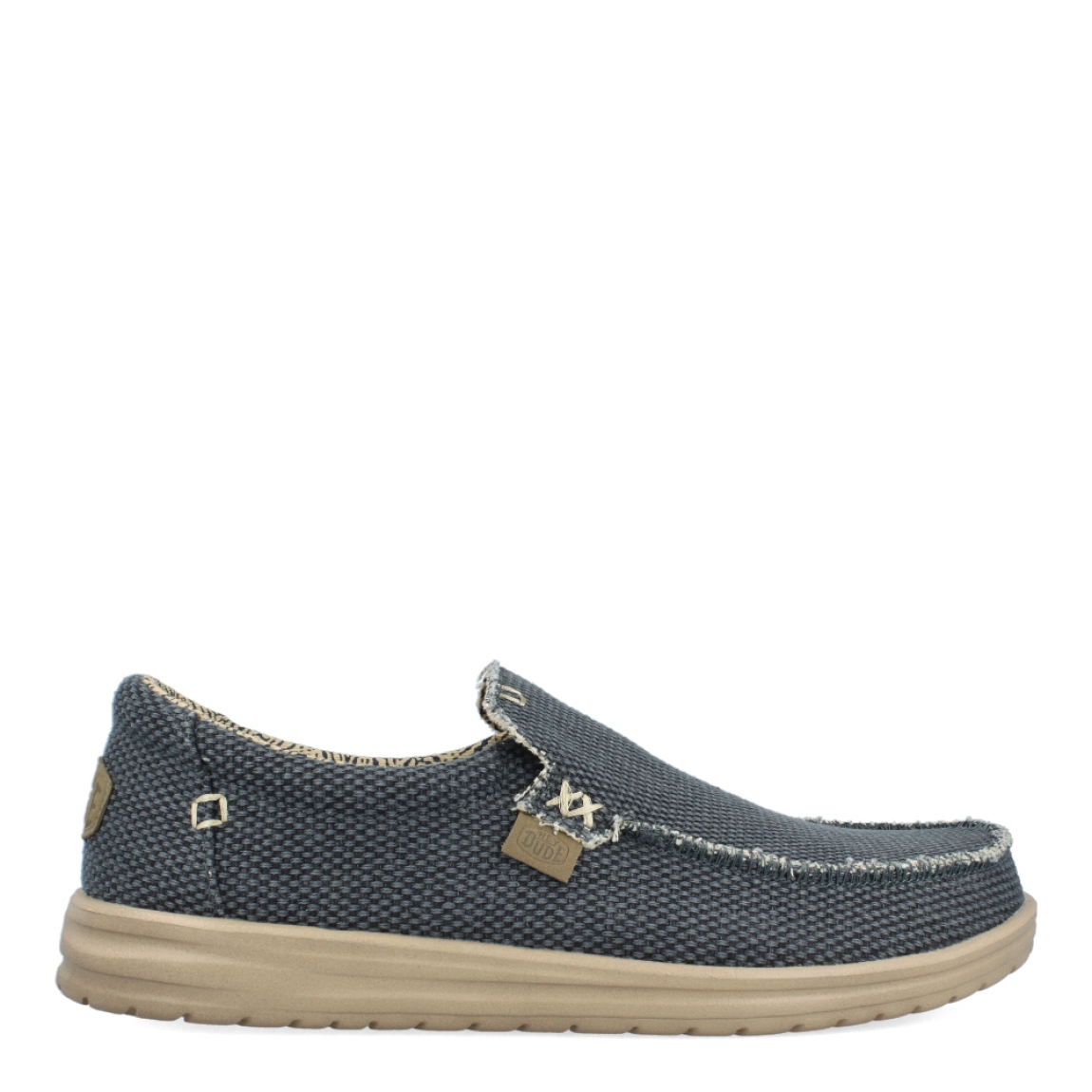 Náuticos de la marca Hey Dude, modelo H40. Exterior de los náuticos en tela trenzada color azul. Interior de los náuticos en tela con estampado color beig y azul. Náuticos con plantilla acolchada y extraíble. Náuticos con la suela plana de goma. Estos náuticos Hey Dude H40 son un complemento clásico en esta temporada. No te puede faltar en el armario.