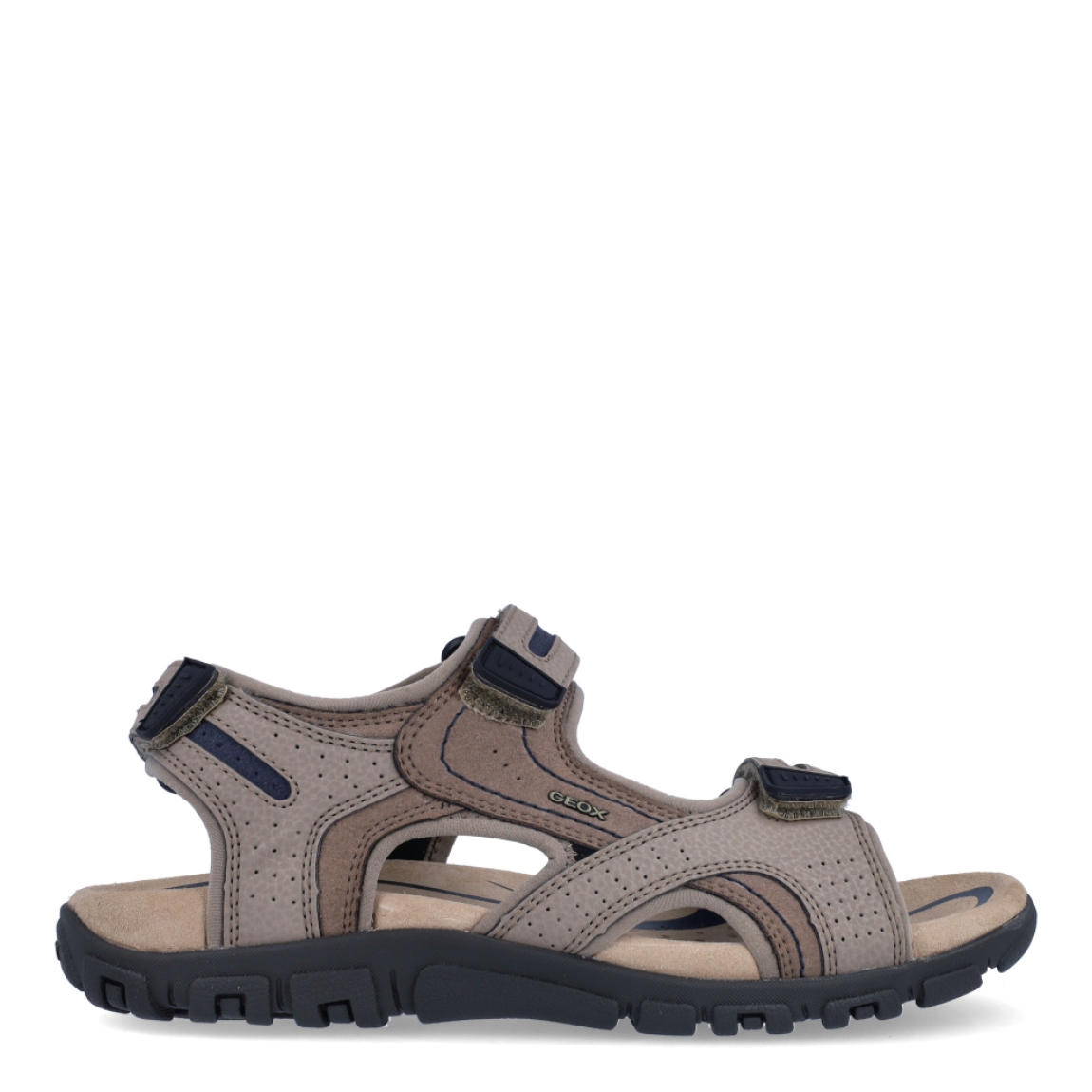 Sandalias de la marca Geox, modelo U82. Exterior en neopreno de color camel. Interior en neopreno color beig con plantilla acolchada para máxima comodidad. Cierre de sandalias Geox con triple velcro, en pala y tobillo. Suela plana. Estas sandalias Geoz U82 son el complemento perfecto para tus looks de temporada en el día a día!