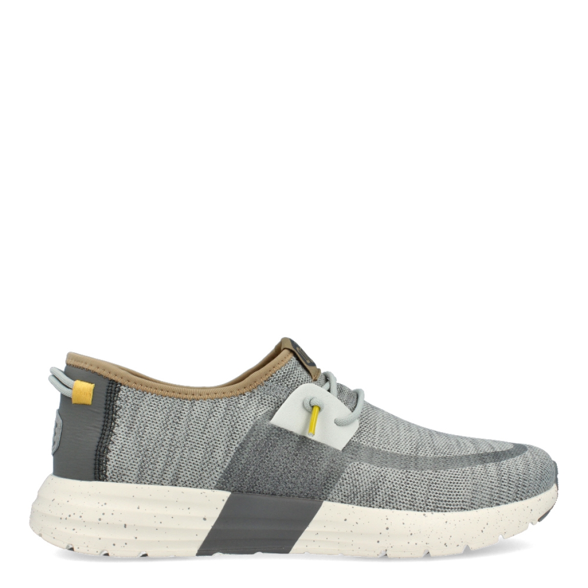 Deportivas transpirables de la marca Hey Dude, modelo 407. Exterior de las deportivas en textil color gris. Interior de las deportivas en textil color blanco. Cierre de las deportivas Hey Dude con cordón elástico gris. Deportivas con cuña de 2cm de altura. Estas deportivas Hey Dude 407 son un complemento clásico en tu armario de temporada.