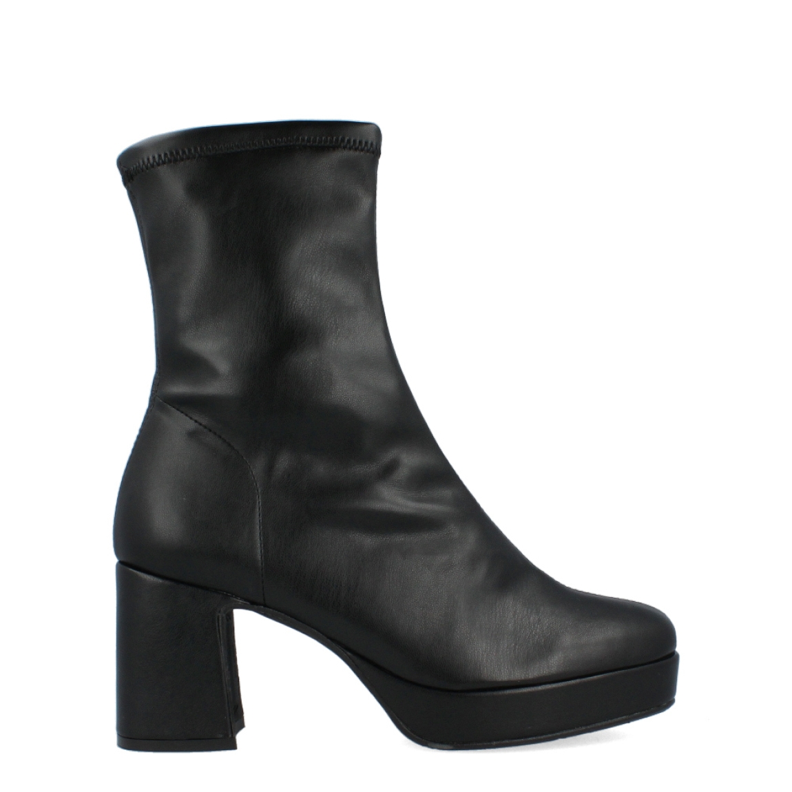 Botín de la marca Itse, modelo Mabel. Exterior del botín de piel de color negro. Interior del botín de textil de color negro. Botín con tacón medio y ancho de 6,5 cm de altura. Botín con plantilla acolchada para garantizar el máximo confort. Altura de caña del botín de 18 cm de altura. El botín de la marca Itse, modelo Mabel, es un botín muy cómodo, ya que se adapta perfectamente al pie y a la pierna. El botín de piel negro de Itse es un botín muy versátil y cómodo. ¡Pegan con todo, no te los quitarás de encima!