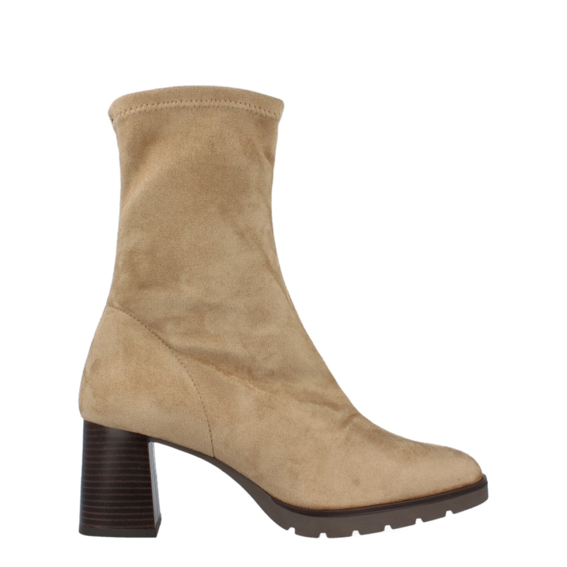 Botín de la marca Itse, modelo Ivette. Exterior del botín de ante de color beig. Interior del botín de textil de color negro. Botín con tacón medio y ancho de 6,5 cm de altura. Botín con plantilla acolchada para garantizar el máximo confort. Altura de caña del botín de 15 cm de altura. El botín de la marca Itse, modelo Ivette, es un botín muy cómodo, ya que se adapta perfectamente al pie y a la pierna. El botín de ante beig de Itse es un botín muy versátil e ideal para combinar con tonos marrones.