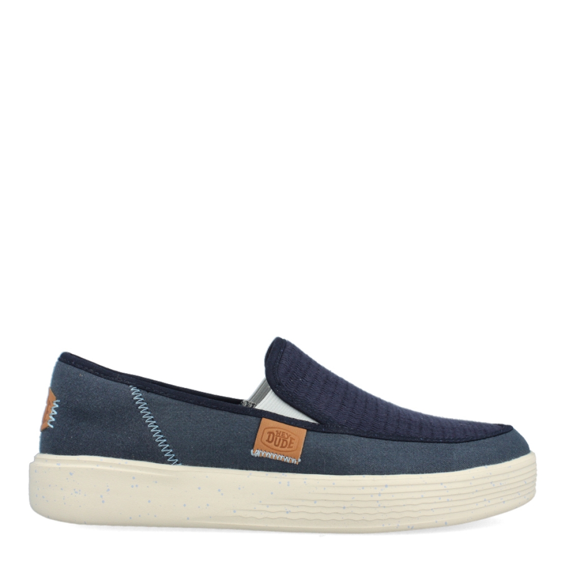 Mocasines tipo naútico de la marca Heydude, modelo 407. Exterior de los mocasines en lana color azul. Interior de los mocasines en textil estampado a rayas con plantilla acolchada y extraíble. Mocasines con plataforma de goma de 3cm de altura. Estos mocasines Heydude 407 son unos clásicos de temporada. No pueden faltar en tu armario.