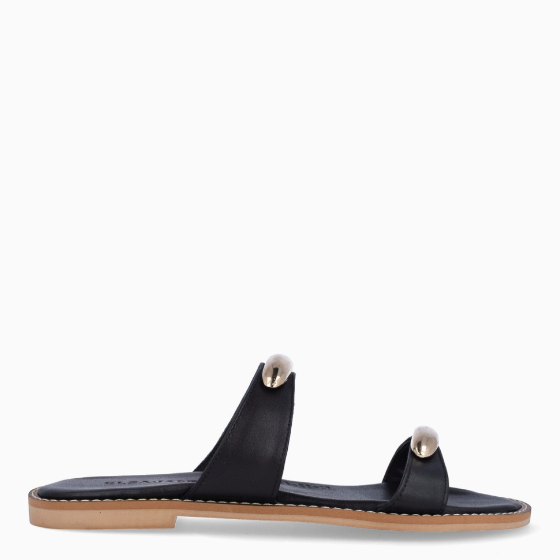 Sandalias de la marca Itse, modelo MISAK. Exterior en piel color negro con tiras en pala con adornos en metal. Interior en piel color negro. Suela plana de goma. Estas sandalias Itse MISAK son ideales para esta temporada, en donde lucirás tus looks más frescos y cómodos.