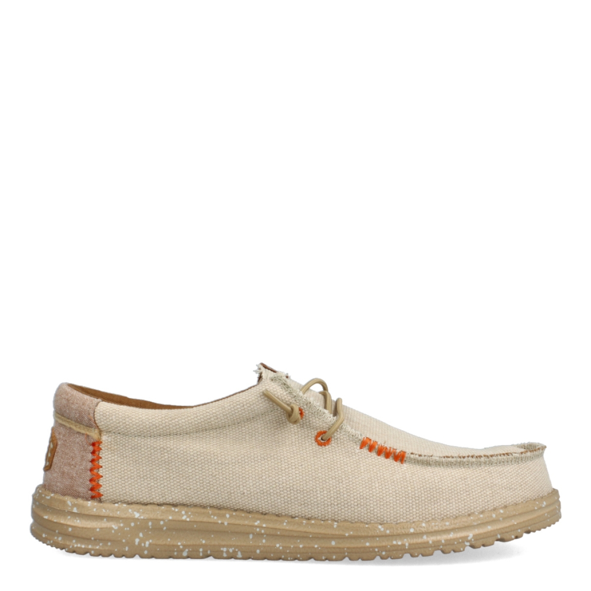 Náuticos clásicos de la marca HeyDude, modelo HD40. Exterior de los náuticos en tela color beig. Interior en tela color camel. Cierre de los náuticos HeyDude con cordón elástico y suela plana. Estos náuticos HeyDude HD40 son unos clásicos de temporada, que no te pueden faltar en el armario.