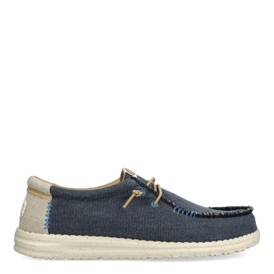 Náuticos clásicos de la marca HeyDude, modelo HD40. Exterior de los náuticos en tela color azul. Interior en tela colro camel. Cierre de los náuticos hd40 con cordón elástico y suela plana. Estos náuticos HeyDude HD40 son un complemento esencial de temporada, que no te puede faltar en el armario.