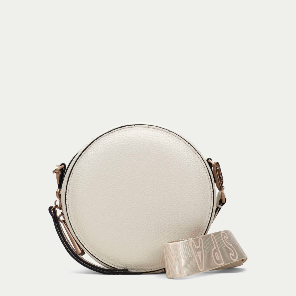 Bolso redondo de la marca Hispanitas, modelo OLGAT. Exterior del bolso en piel color blanco. Interior del bolso en textil color beig con estampado del logo de la marca. Cierre del bolso con cremallera y asa bandolera con estampado de marca extraíble y ajustable. Este bolso Hispanitas OLGAT es un complemento clásico con un diseño innovador y cómodo para tu día a día.