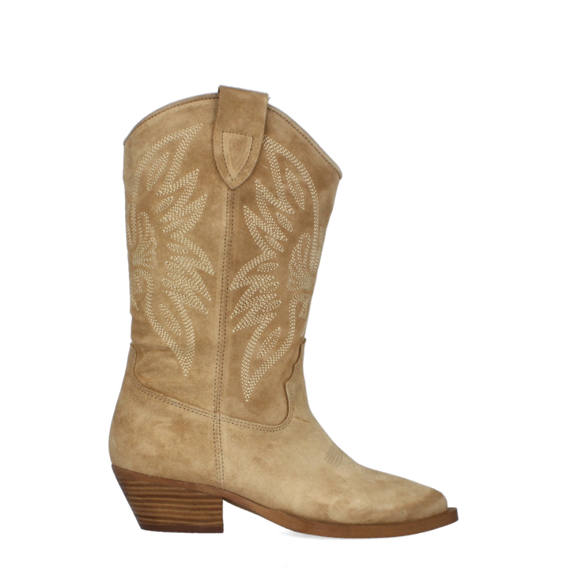 Bota campera de la marca Alpe, modelo WESTERN. Exterior de las botas en ante color camel con una puntera afilada que le da un toque moderno sofisticado. Interior de las botas en piel color camel. Botas Alpe con tacón de 4,5 cm de altura con suela antideslizante. Estas botas Alpe Western son el complemento de temporada que combina la elegancia con la comodidad, no puede faltar en tu armario.